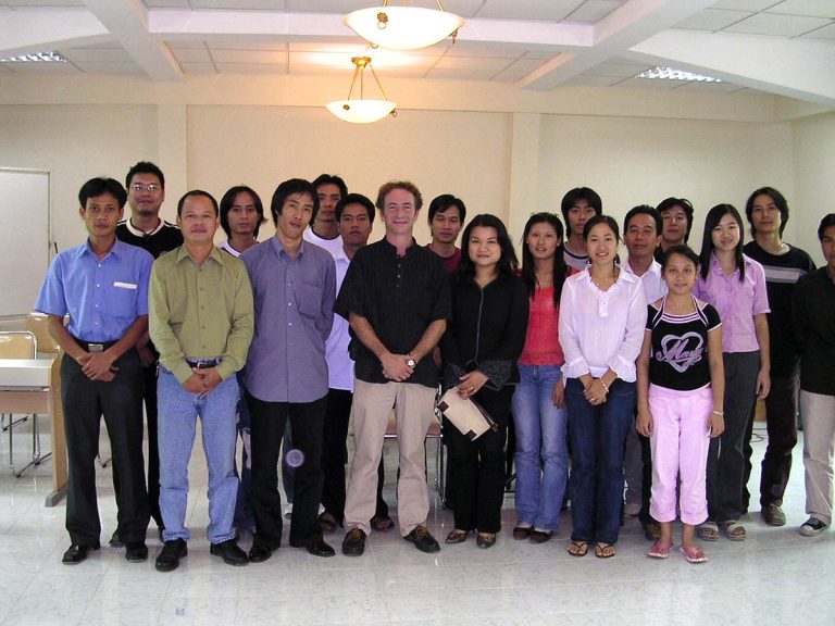 En el Conservatorio de Vietnam En el Conservatorio de Vietnam, Hanoi 2005 con alumnos de guitarra