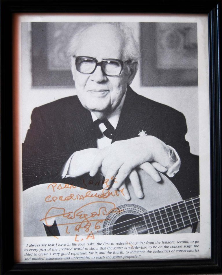 Dedicatoria de Andrés Segovia en Los Ángeles en 1986. Dedicatoria de Andrés Segovia
