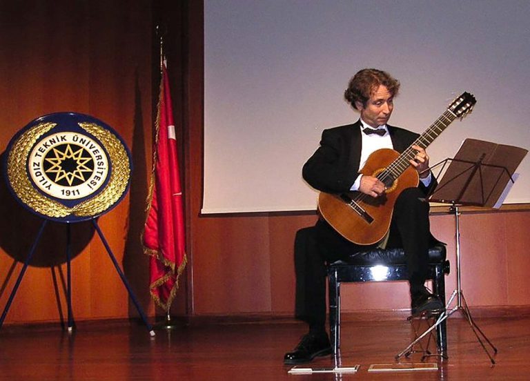 Jorge Orozco en Estambul Jorge Orozco en Estambul 2004 en Universidad de Yildiz