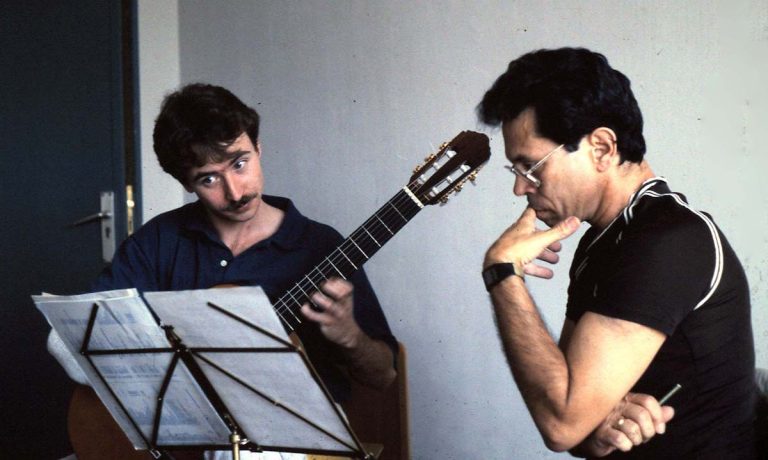 Jorge en Granada con Leo Brouwer Clase con Leo Brouwer en la 38 edición del Festival Internacional de Música y Danza de Granada, junio 1989.
