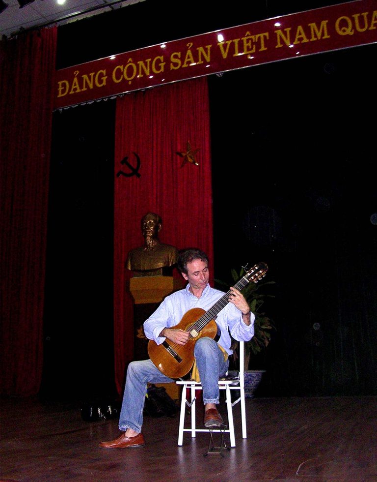 Concierto en la Sociedad Guitarrística de Vietnam Concierto en la Sociedad Guitarrística de Vietnam, Museo de la Revolución Hanoi 17 de noviembre de 2006.