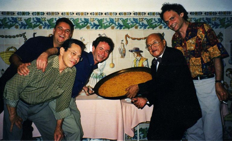 Paella en el restaurante Raco de l´Olla Paella en el restaurante Raco de l´Olla, junio 2000 con Javier García, Leo Brouwer, Jorge Orozco, Alirio Díaz y Roland Dyens.