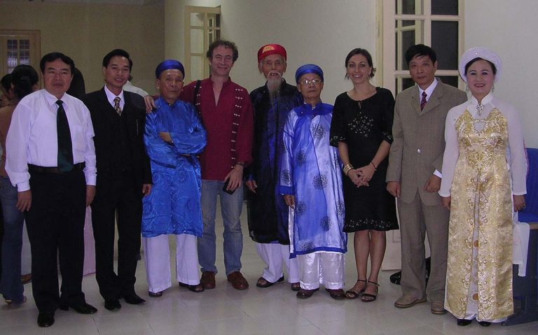 Con la junta directiva de Sociedad Guitarrística de Vietnam Con la junta directiva de Sociedad Guitarrística de Vietnam, Hanoi 17 de noviembre de 2006