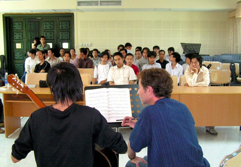 Curso guitarra en el Conservatorio de Música de Vietnam Curso guitarra en el Conservatorio de Música de Vietnam, Hanoi 2005.