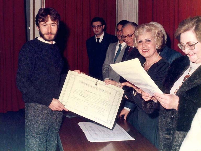 Acto de entrega del Premio de Honor Fin de Carrera en la especialidad de Guitarra Acto de entrega del Premio de Honor Fin de Carrera en la especialidad de Guitarra, Salón de actos del Conservatorio Profesional de Música de Valencia, 1985.