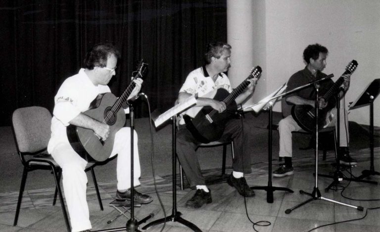 Concierto con Aldo Rodríguez y Luis Manuel Molina Concierto con Aldo Rodríguez y Luis Manuel Molina en el Palacio de las Cariátides, Centro Hispano-Americano de Cultura (CHCA), La Habana, Cuba 2001.