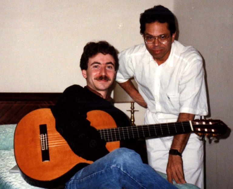 Ensayando con Leo Brouwer Ensayando con Leo Brouwer en la habitación del Hotel Excelsior de Valencia, abril 1990.