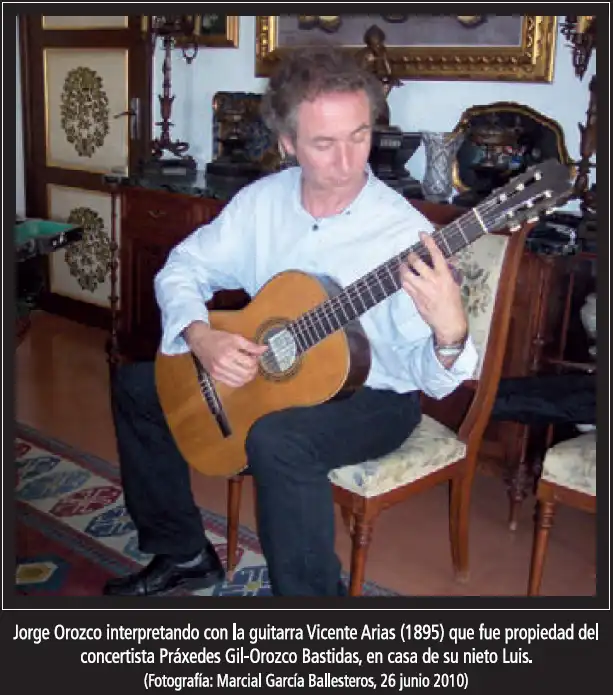Jorge Orozco a la guitarra, en casa de Luis, nieto de Práxeles