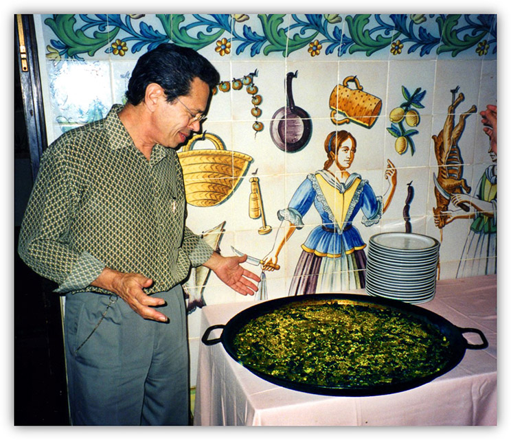 Leo Brouwer ante una paella, en una visita a Valencia