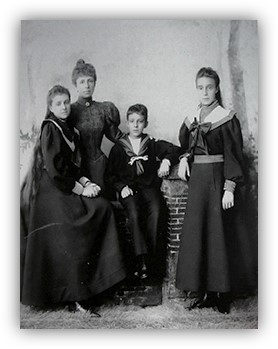 La Reina María Cristina e hijos