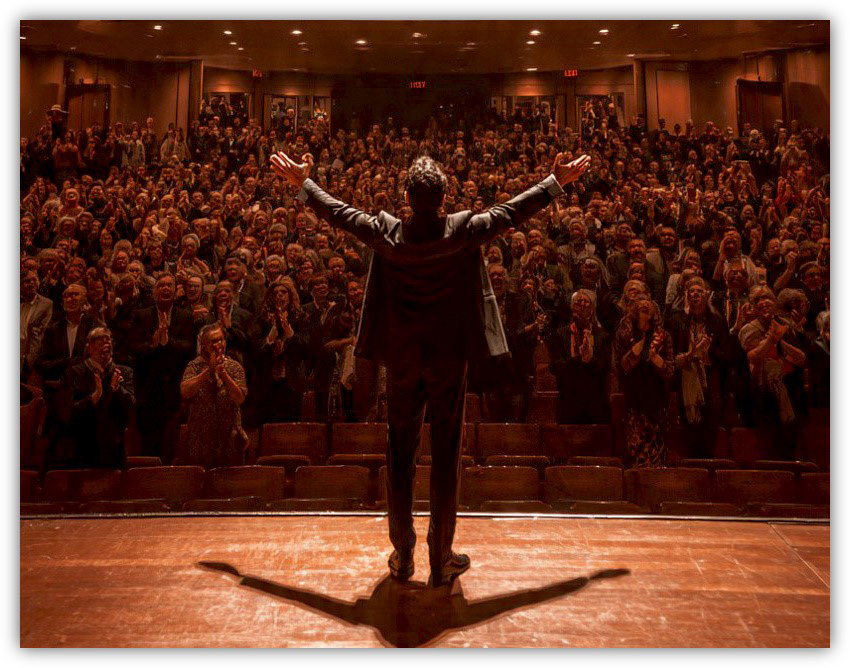 Intérprete saludando en el escenario